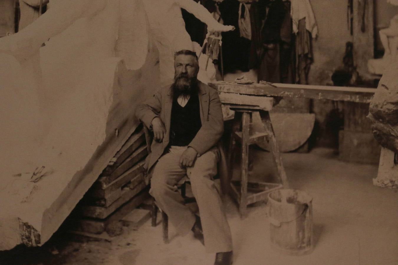 Acoge una exposición fotográfica con imágenes procedentes de los fondos del Museo Rodin (París) y materiales del taller de vaciados del antiguo Museo Nacional de Reproducciones Artísticas