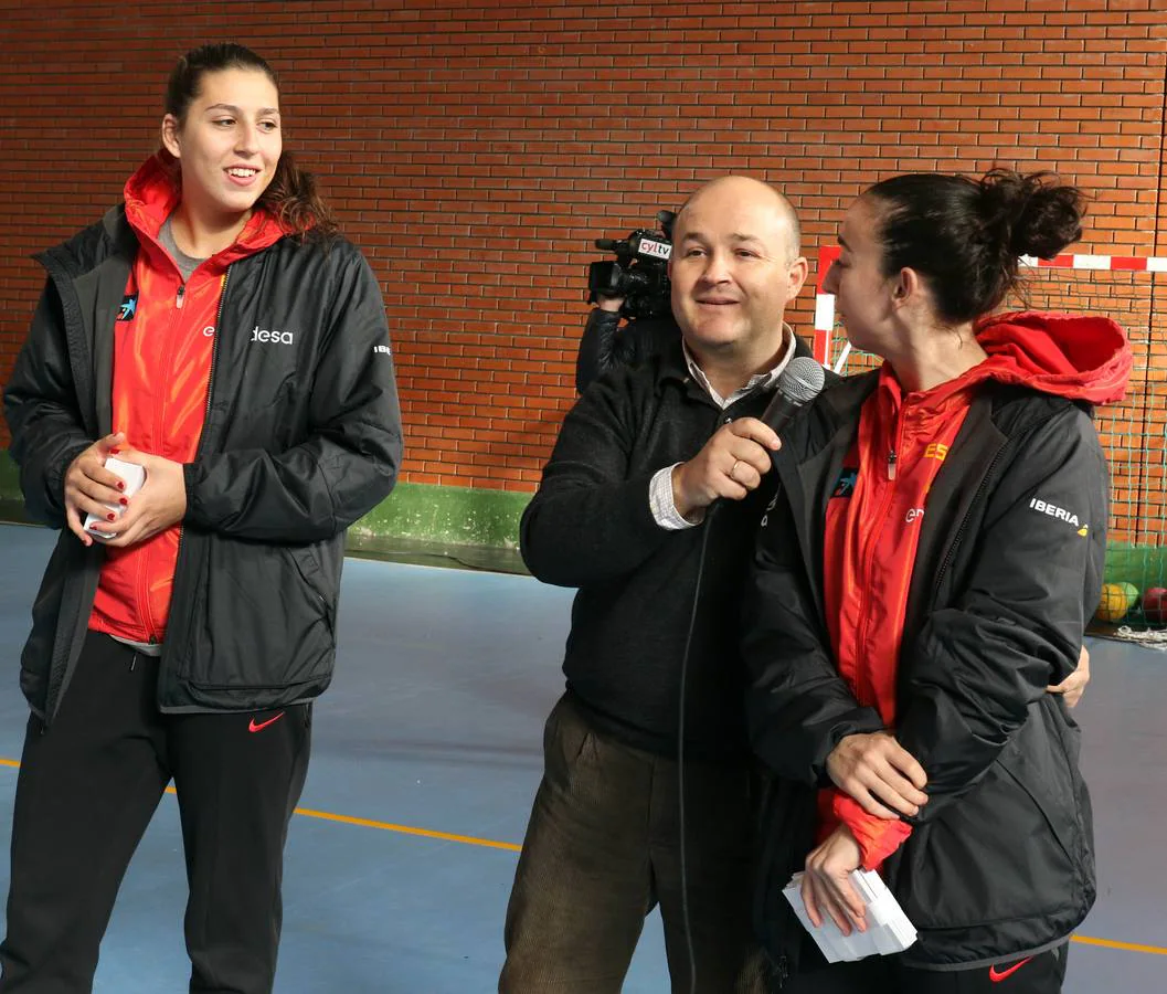 Jugadoras de la selección nacional de baloncesto visitan el colegio Ponce de León