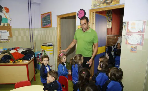 Mario Navío, con sus alumnos de Infantil del colegio Maristas. 