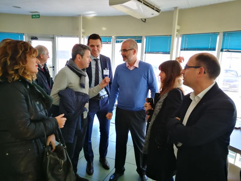 El alcalde de Irún, José Antonio Santano, conversa con el gerente de Auvasa, Andrés Bernabé, y el concejal Luis Vélez. 