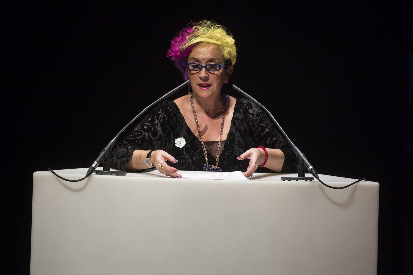 Por un escenario repleto de pares de zapatos fueron desfilando, una por una, las voces que dieron vida a los poemas publicados en este segundo número.