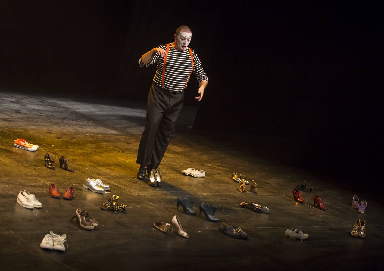 Por un escenario repleto de pares de zapatos fueron desfilando, una por una, las voces que dieron vida a los poemas publicados en este segundo número