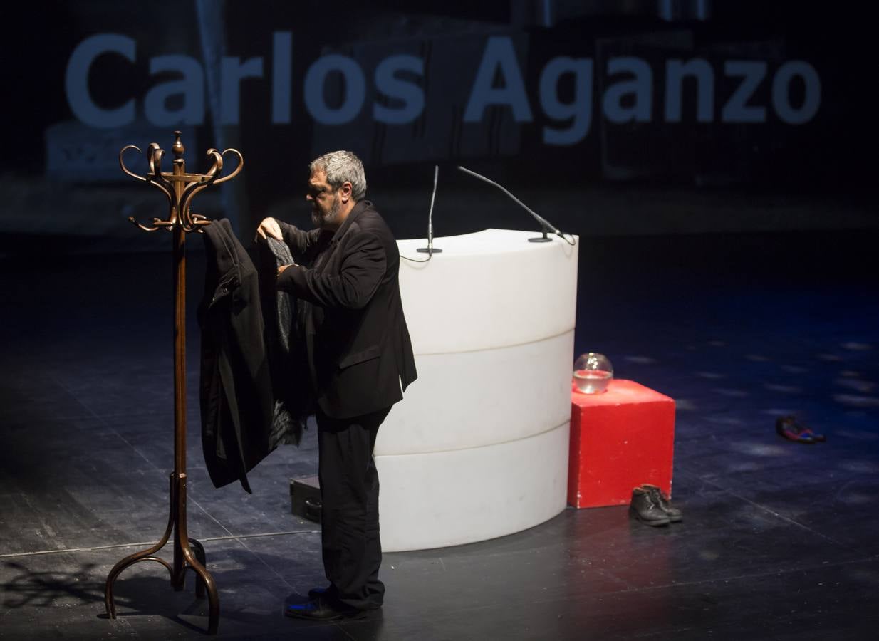 Por un escenario repleto de pares de zapatos fueron desfilando, una por una, las voces que dieron vida a los poemas publicados en este segundo número