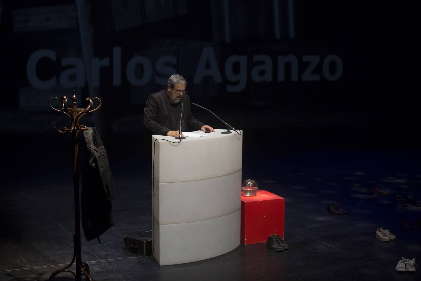 Por un escenario repleto de pares de zapatos fueron desfilando, una por una, las voces que dieron vida a los poemas publicados en este segundo número