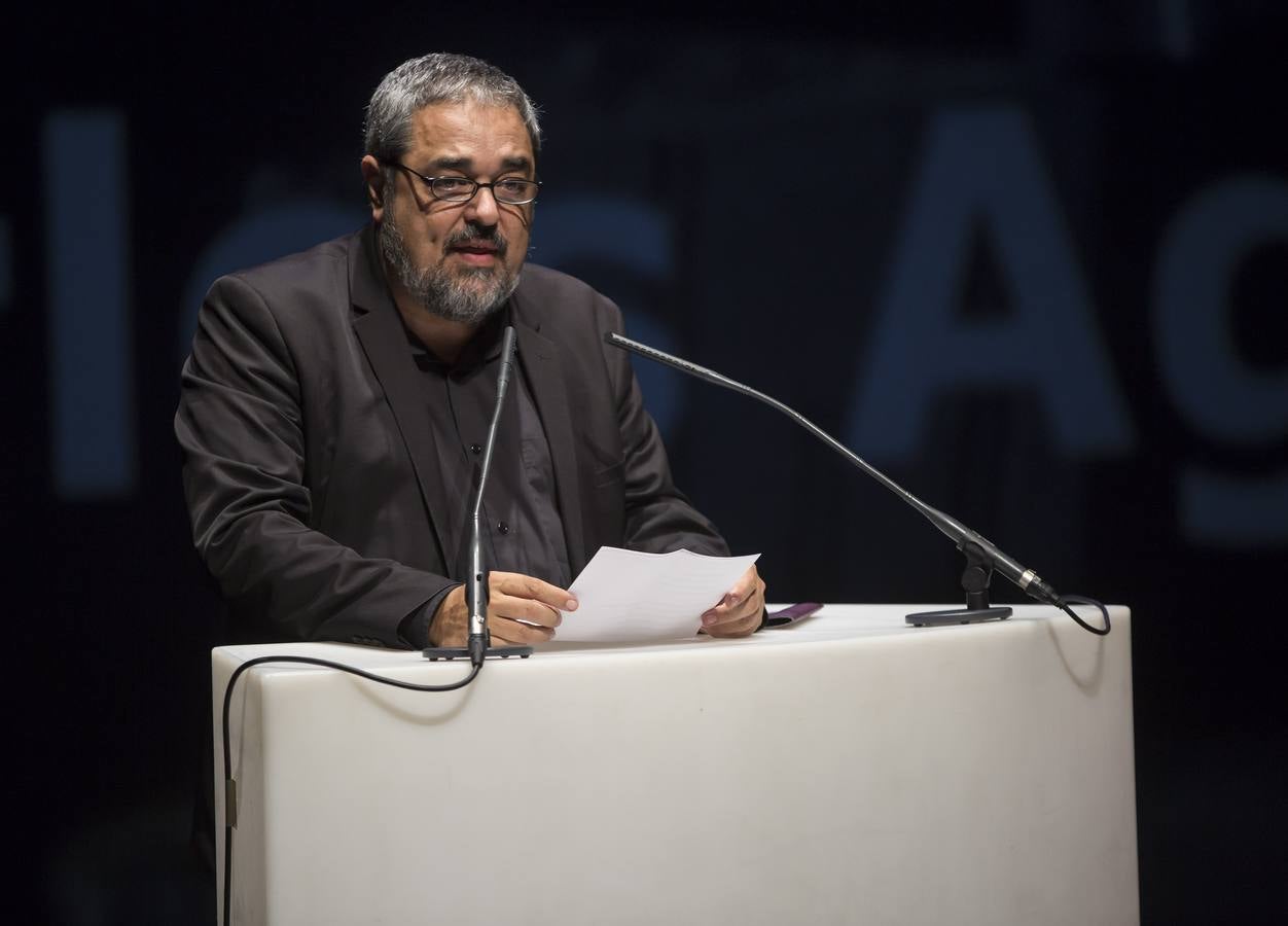 Por un escenario repleto de pares de zapatos fueron desfilando, una por una, las voces que dieron vida a los poemas publicados en este segundo número