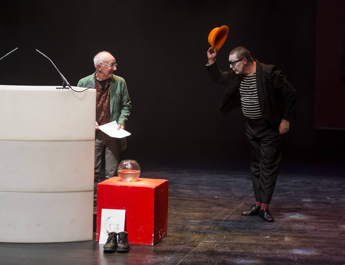 Por un escenario repleto de pares de zapatos fueron desfilando, una por una, las voces que dieron vida a los poemas publicados en este segundo número