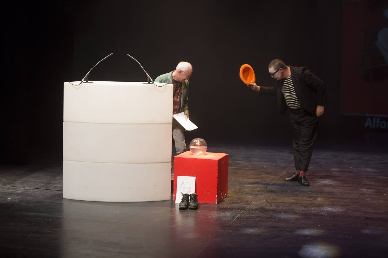 Por un escenario repleto de pares de zapatos fueron desfilando, una por una, las voces que dieron vida a los poemas publicados en este segundo número