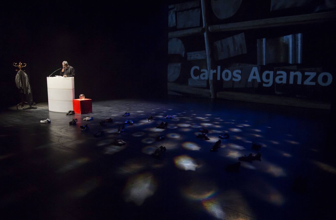 Por un escenario repleto de pares de zapatos fueron desfilando, una por una, las voces que dieron vida a los poemas publicados en este segundo número