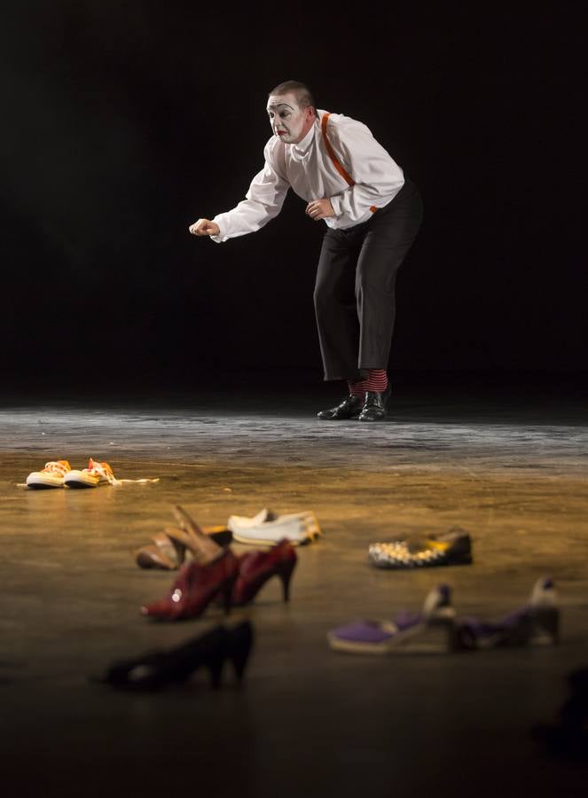 Por un escenario repleto de pares de zapatos fueron desfilando, una por una, las voces que dieron vida a los poemas publicados en este segundo número