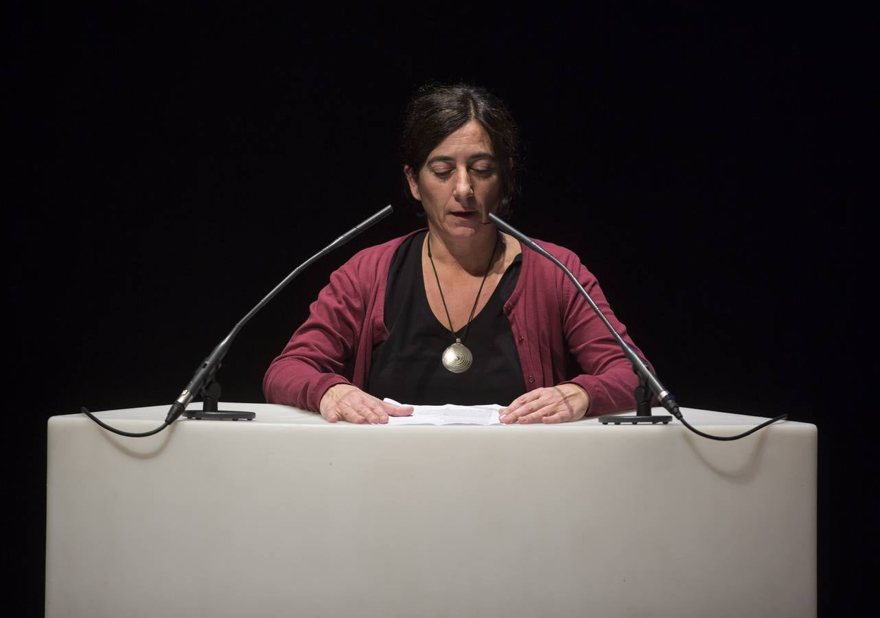 Por un escenario repleto de pares de zapatos fueron desfilando, una por una, las voces que dieron vida a los poemas publicados en este segundo número