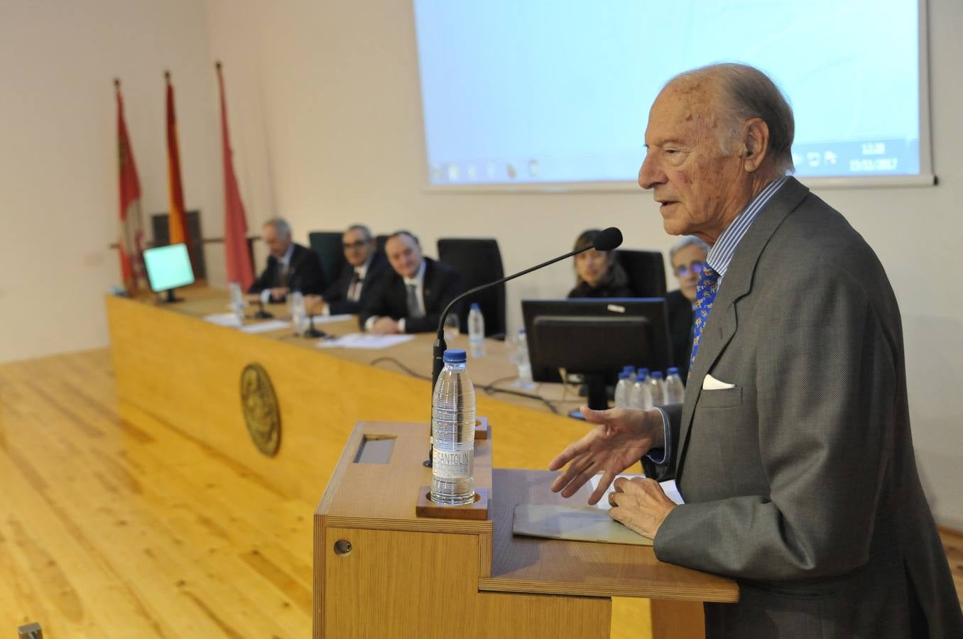 La celebración de este aniversario se completa con una exposición instalada en el vestíbulo de la facultad