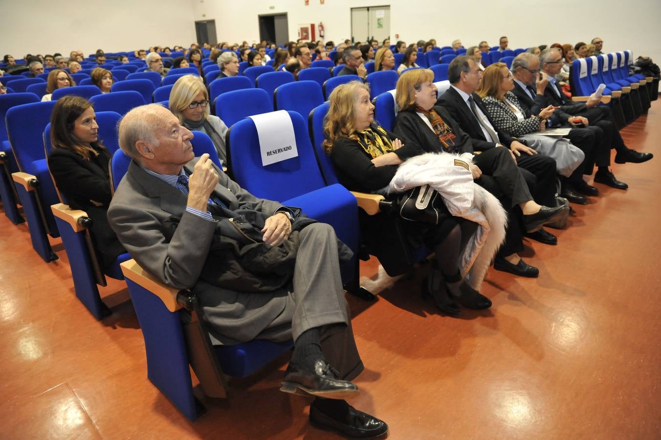 La celebración de este aniversario se completa con una exposición instalada en el vestíbulo de la facultad