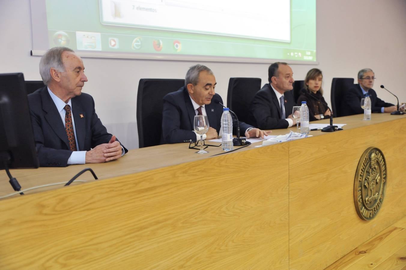 La celebración de este aniversario se completa con una exposición instalada en el vestíbulo de la facultad