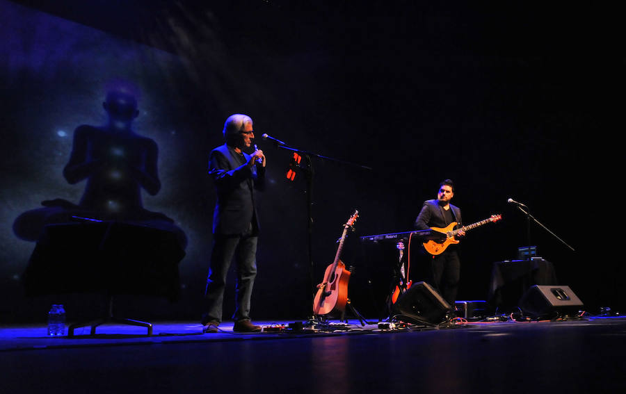 La noche de Valladolid se inundó de música étnica, de la mano del compositor Terry Oldfield y del guitarrista español Carlos Garó, que presentaron el disco del británico, 'Sky dancer'.