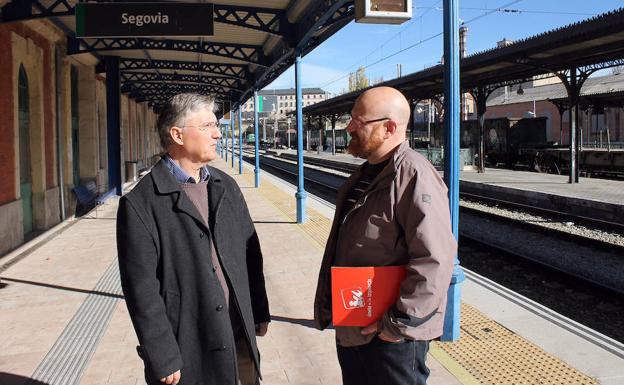 José Luis Ordóñez y Jacobo Peña, ayer en la antigua estación de Renfe de Segovia. 