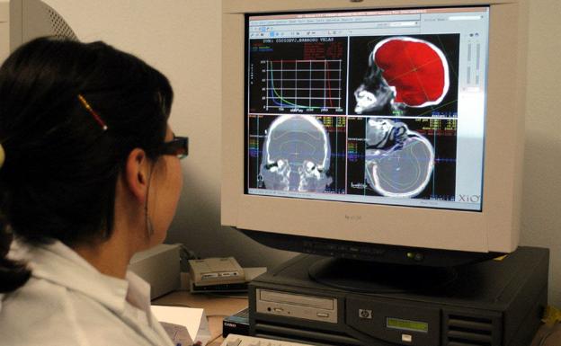 Una profesional consulta la pantalla de un ordenador en una unidad de radioterapia. 