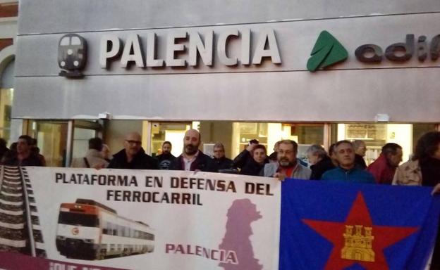 Concentración ante la Estación de Renfe de Palencia. 