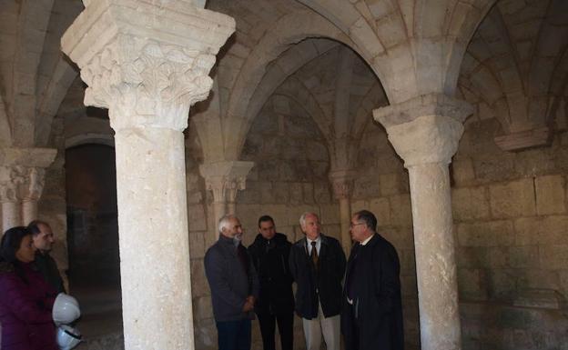 El delegado de la Junta, segundo por la derecha, en la visita al monasterio. 