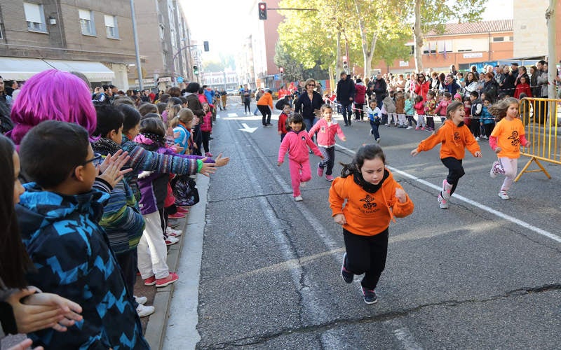 El centro ha celebrado la III Carrera Solidaria, en la que los alumnos han corrido por el Paseo del Otero para recaudar fondos para ayudar al proyecto de comedores escolares de la Fundación Hombres Nuevos de Bolivia, que preside el obispo emérito de Palencia Nicolás Castellanos