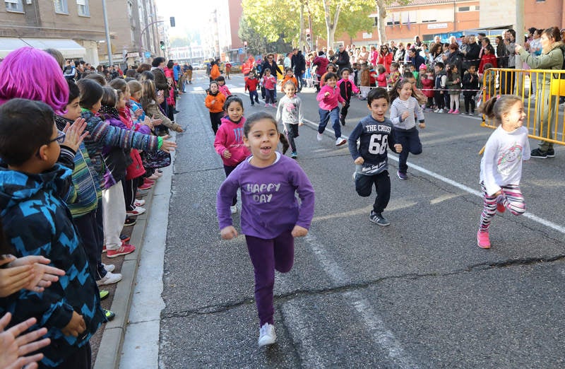 El centro ha celebrado la III Carrera Solidaria, en la que los alumnos han corrido por el Paseo del Otero para recaudar fondos para ayudar al proyecto de comedores escolares de la Fundación Hombres Nuevos de Bolivia, que preside el obispo emérito de Palencia Nicolás Castellanos