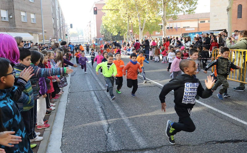 El centro ha celebrado la III Carrera Solidaria, en la que los alumnos han corrido por el Paseo del Otero para recaudar fondos para ayudar al proyecto de comedores escolares de la Fundación Hombres Nuevos de Bolivia, que preside el obispo emérito de Palencia Nicolás Castellanos