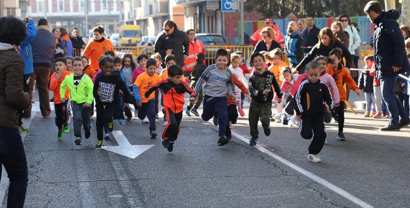 El centro ha celebrado la III Carrera Solidaria, en la que los alumnos han corrido por el Paseo del Otero para recaudar fondos para ayudar al proyecto de comedores escolares de la Fundación Hombres Nuevos de Bolivia, que preside el obispo emérito de Palencia Nicolás Castellanos