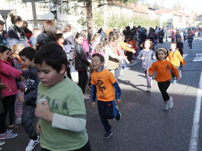 El centro ha celebrado la III Carrera Solidaria, en la que los alumnos han corrido por el Paseo del Otero para recaudar fondos para ayudar al proyecto de comedores escolares de la Fundación Hombres Nuevos de Bolivia, que preside el obispo emérito de Palencia Nicolás Castellanos