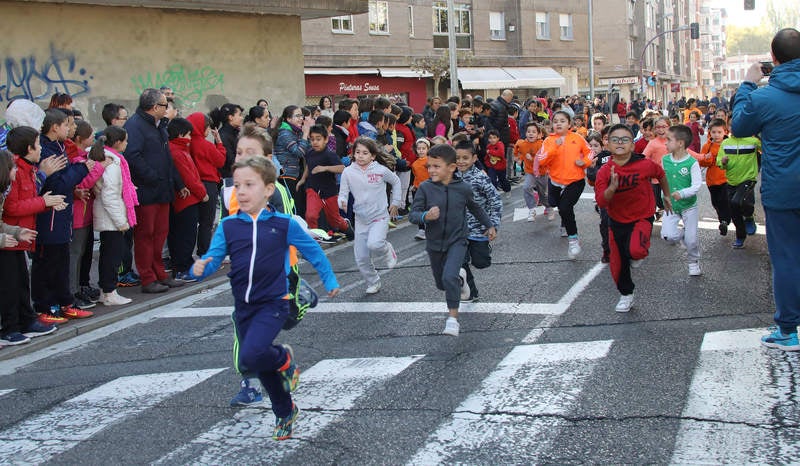 El centro ha celebrado la III Carrera Solidaria, en la que los alumnos han corrido por el Paseo del Otero para recaudar fondos para ayudar al proyecto de comedores escolares de la Fundación Hombres Nuevos de Bolivia, que preside el obispo emérito de Palencia Nicolás Castellanos