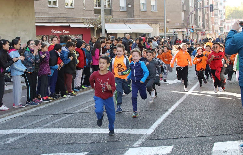 El centro ha celebrado la III Carrera Solidaria, en la que los alumnos han corrido por el Paseo del Otero para recaudar fondos para ayudar al proyecto de comedores escolares de la Fundación Hombres Nuevos de Bolivia, que preside el obispo emérito de Palencia Nicolás Castellanos