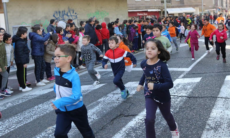 El centro ha celebrado la III Carrera Solidaria, en la que los alumnos han corrido por el Paseo del Otero para recaudar fondos para ayudar al proyecto de comedores escolares de la Fundación Hombres Nuevos de Bolivia, que preside el obispo emérito de Palencia Nicolás Castellanos