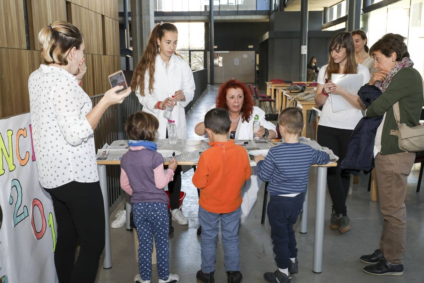 El ágora y la hemeroteca del campus María Zambrano fueron escenarios del taller ‘Ciencia en educación infantil’, en el que los escolares conocieron procesos y fenómenos científicos