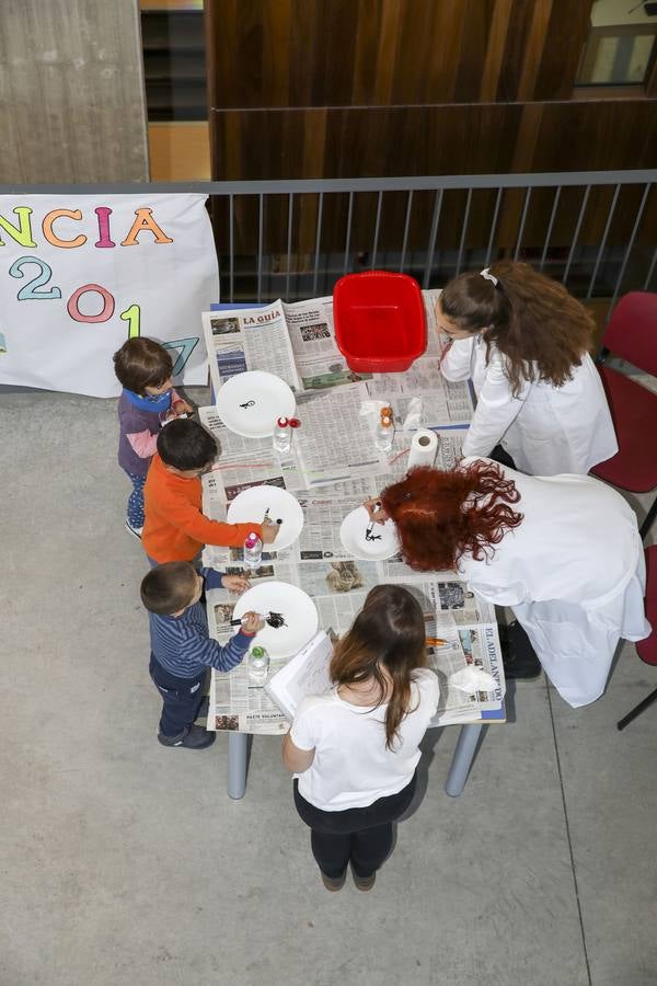 El ágora y la hemeroteca del campus María Zambrano fueron escenarios del taller ‘Ciencia en educación infantil’, en el que los escolares conocieron procesos y fenómenos científicos
