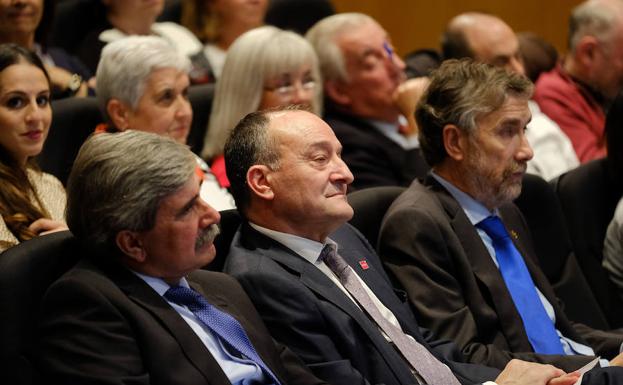 Manuel Pérez, a la derecha, junto a los rectores de León y Valladolid, Juan Francisco García Marín y Daniel Miguel, en la final del certamen 'Tu tesis en 3 minutos'. G. Villamil