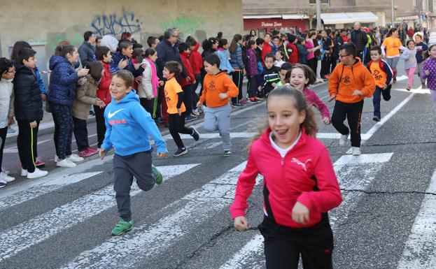 Alumnos del colegio Ave María, en la carrera solidaria. 