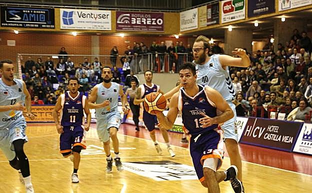 Cvetinovic penetra a canasta. 