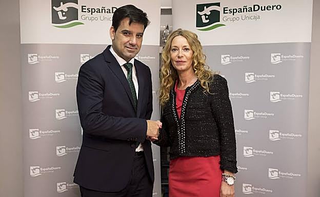 Un momento de la firma entre Manuel Rubio, director territorial de EspañaDuero; y Nieves García Blanco, presidenta de CECAP Castilla y León. 