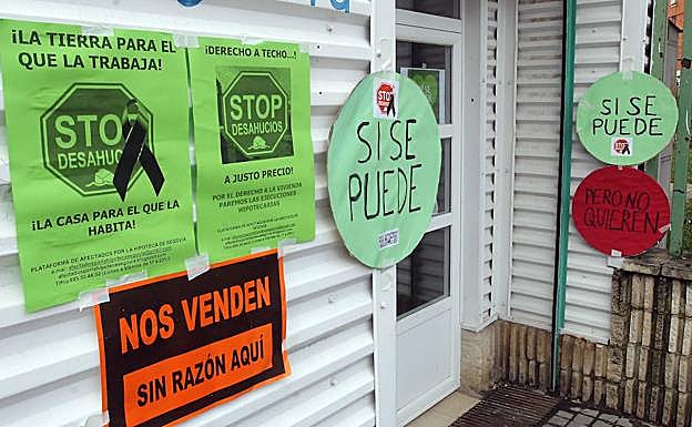 Carteles de la plataforma Stop Desahucios de Segovia durante uno de sus actos de protesta. 