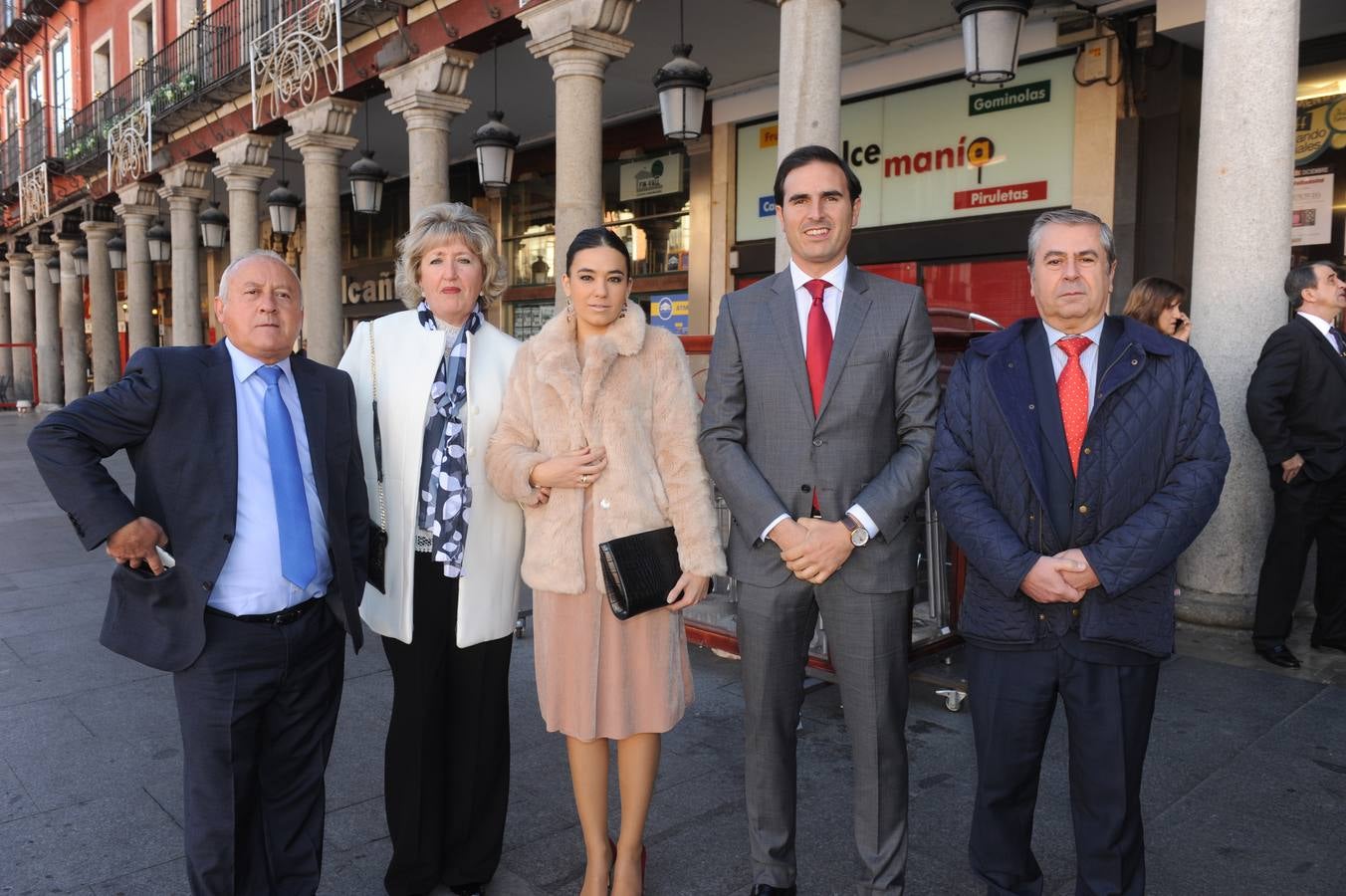 Guillermo Hernández, concejal de Nava del Rey, con su mujer, Mari Carmen Castreño; Sara Pérez, con su pareja, Guzmán Gómez, alcalde de Nava del Rey y vicepresidente de la Diputación; y Antonio Ibáñez, alcalde de San Martín de Valvení.