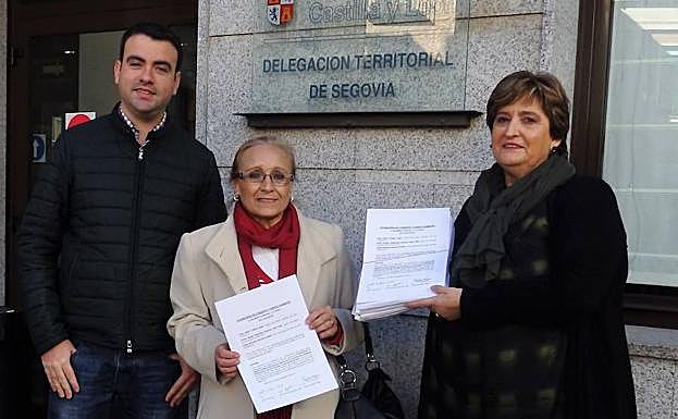 Vecinas de Escarabajosa, con Carlos Fraile, momentos antes de la entrega de las firmas. 