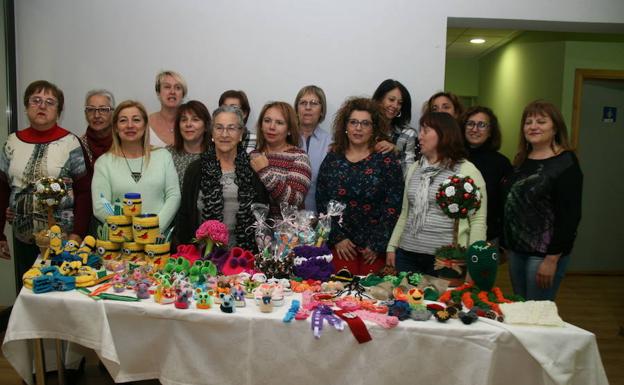 El grupo de tejedoras posa con algunas de sus creaciones. 