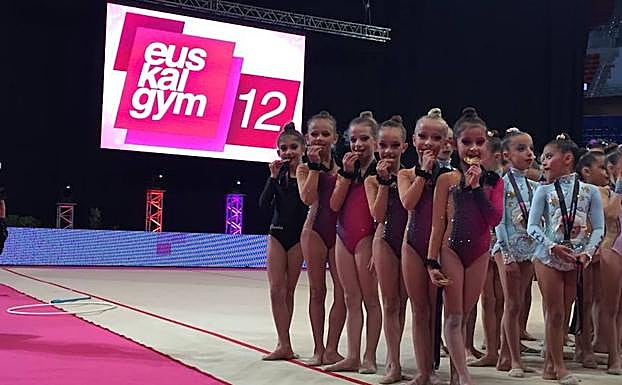 Las prebenjamines del CD LA Victoria muerden la medalla de oro