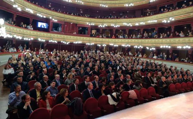 Público asistente a la celebración en el Teatro Calderón. 