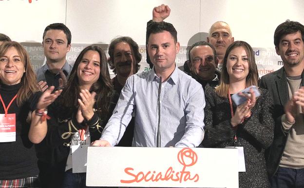 Cendón, arropado por los miembros de su candidatura. 