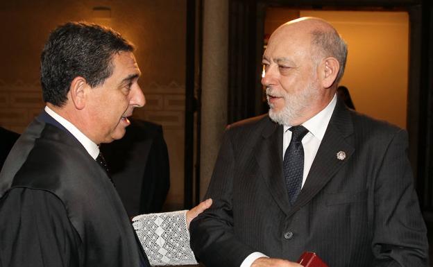 Julio Sanz Orejudo (izq.) saluda al fiscal general del Estado en uno de los actos en los que el fallecido José Manuel Maza asistió en Segovia. 