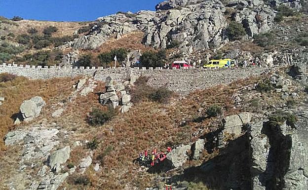 Los servicios de emergencia trabajan con el herido.