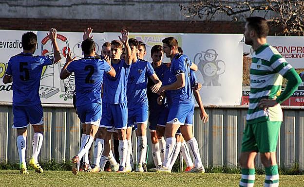 Los jugadores del CFSalmantino celebran el tanto de Garban ante La Virgen.