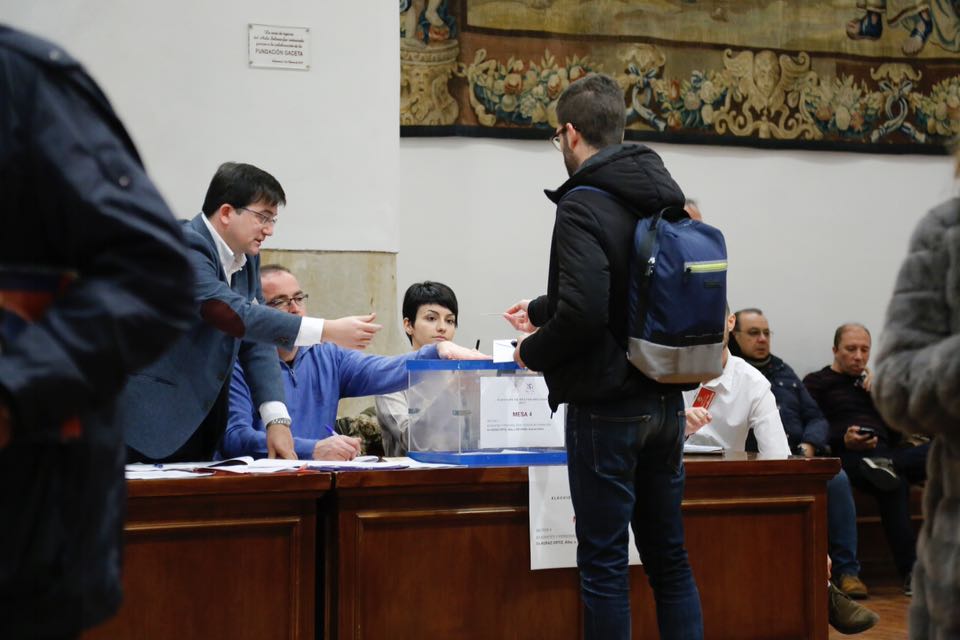 Los profesores y el personal de administración y servicios votan en varias aulas del Edificio Histórico, mientras que los estudiantes de grado lo hacen en sus propias facultades y escuelas universitarias