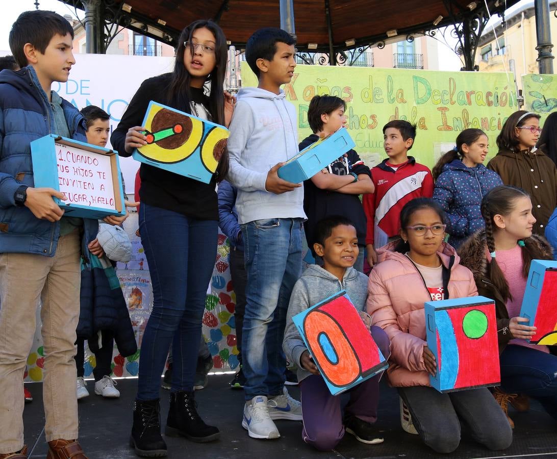 En el acto celebrado en la Plaza Mayor han participado escolares de diez centros de enseñanza