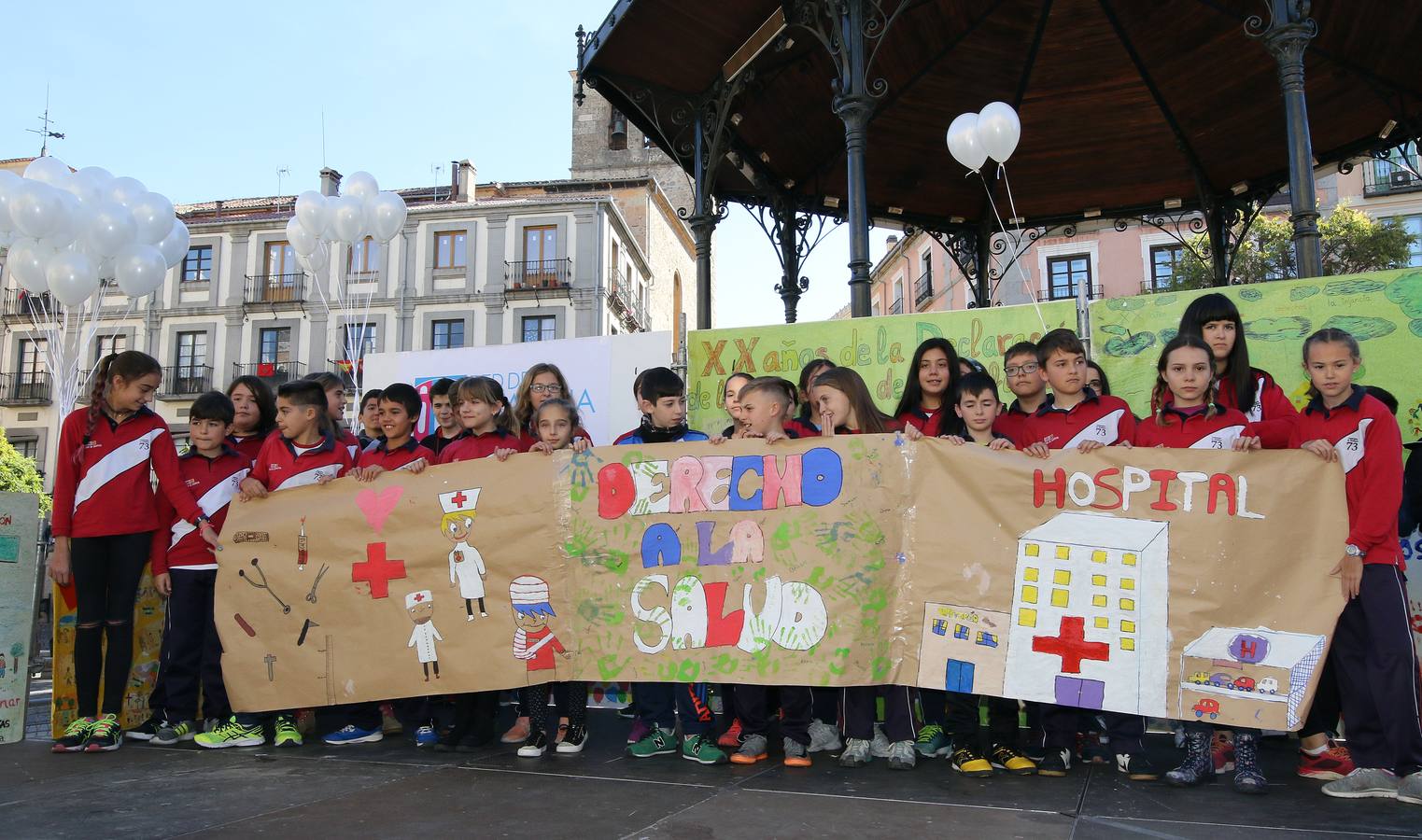 En el acto celebrado en la Plaza Mayor han participado escolares de diez centros de enseñanza