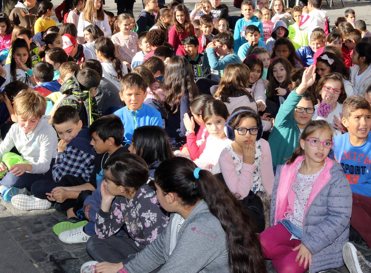 En el acto celebrado en la Plaza Mayor han participado escolares de diez centros de enseñanza